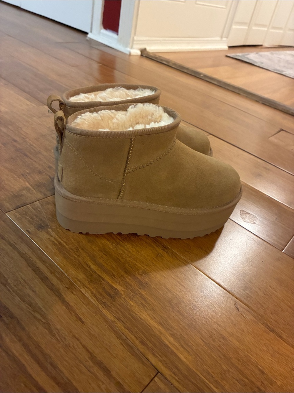 UGG Women Classic Ultra Mini Platform - Tan - Picture 4 of 4